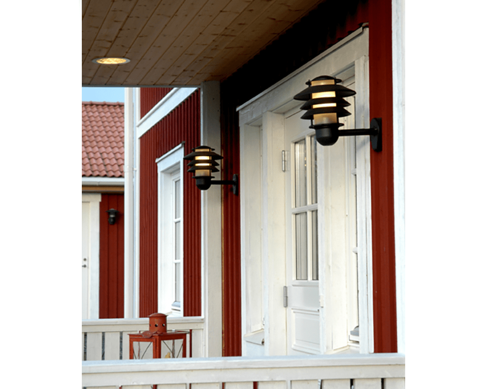 Alefors Noir lampe d’extérieur De Westal - Le panneau arrière est équipé de deux entrées et sorties et d'un bornier à connexion rapide pour une installation facile.