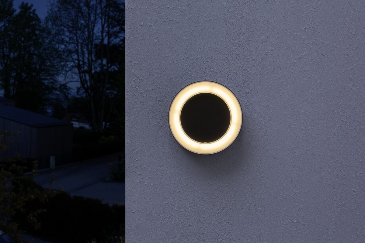 Ring Gris foncé lampe d’extérieur De Osram - Tillverkad av aluminium och med IP44-klassning &auml;r den t&aring;lig mot v&auml;der och passar perfekt f&ouml;r fasader, entr&eacute;er och uteplatser.