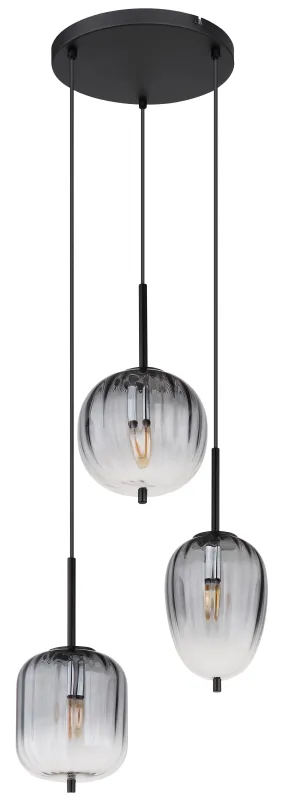 Attila Ø46 Couleur fumée suspension De Globo Lighting - Tillverkad av mattsvart metall och r&ouml;kf&auml;rgat glas som &auml;r mjukt tonade, detta ger lampan ett unikt ljusspel som skapar en behaglig och sofistikerad st&auml;mning i rummet.