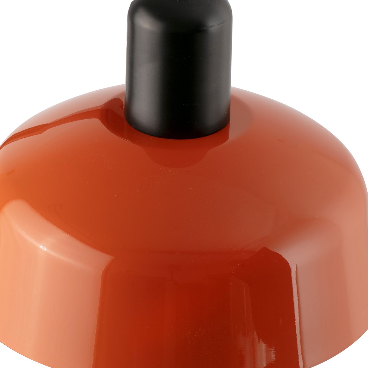 Tatawin Ø90 Rouge-orange suspension De Faro Barcelona - Tatawin est un plafonnier dot&eacute; d'une structure noire et de cinq abat-jours m&eacute;talliques rouge-orange qui diffusent une lumi&egrave;re d'ambiance dirig&eacute;e.