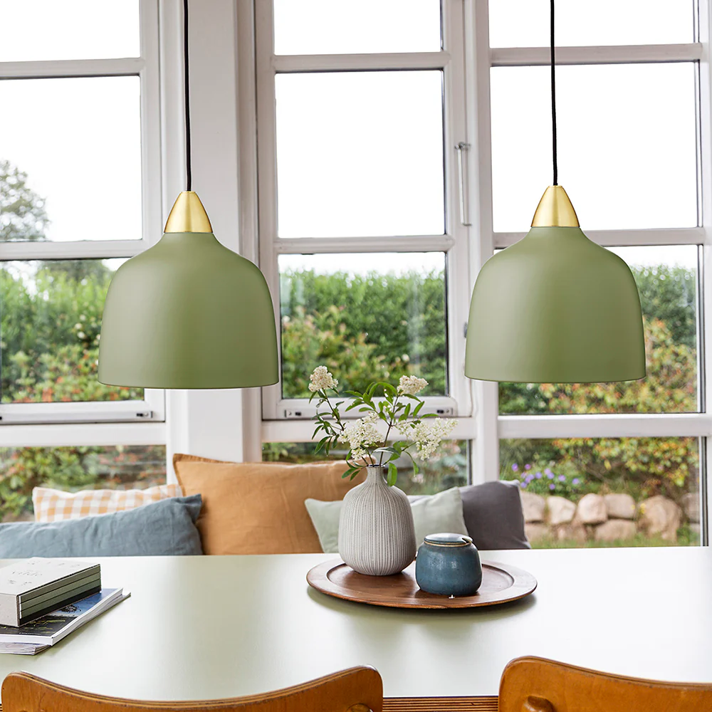 Urban Ø24 Vert olive suspension De Superliving - La suspension Urban combine un design moderne avec une touche de laiton luxueux pour cr&eacute;er une atmosph&egrave;re &eacute;l&eacute;gante et sophistiqu&eacute;e dans votre maison.