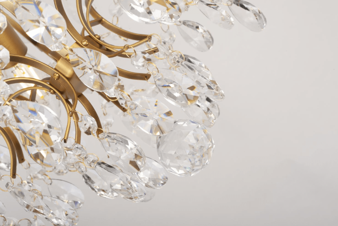 Kate Ø35 Laiton brossé cristal De Norrsken Design - Avec ses brillants cristaux K9 de classe 1 taillés à la main et sa finition dorée, il reflète la lumière comme par magie et crée une atmosphère inoubliable.