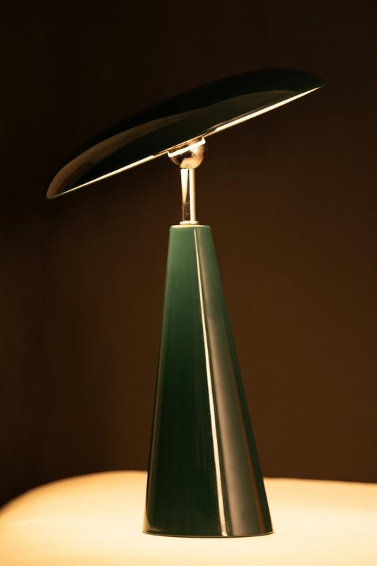 Audrey 33cm vert foncé portable De Eja - Audrey trouve parfaitement sa place sur une table basse, une table de chevet ou un rebord de fenêtre.