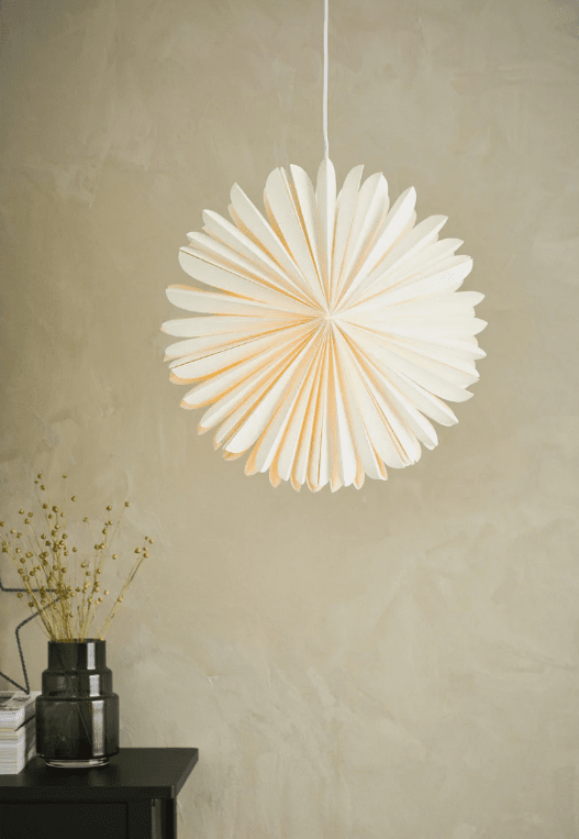 Sol Ø45 Blanc De Markslöjd - Étoile en papier blanc avec un design rappelant un soleil.