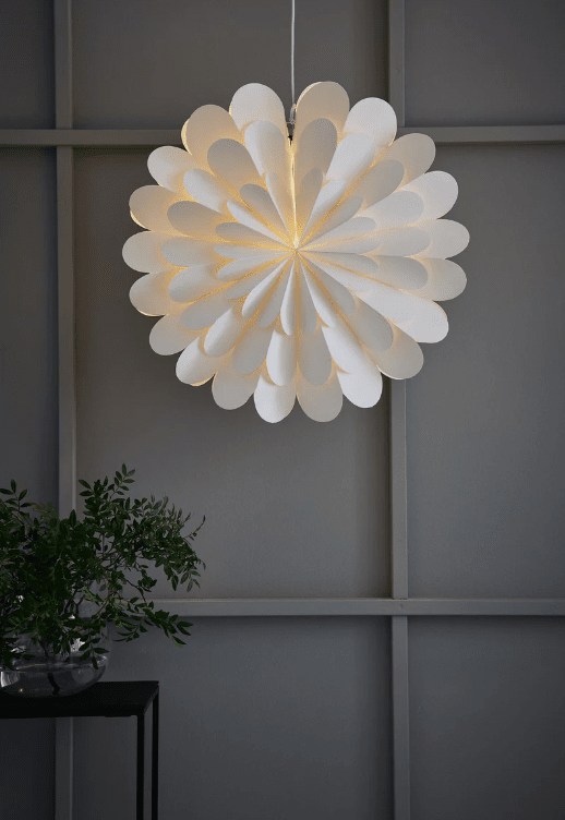 Maravilla Ø60 Blanc De Markslöjd - Avec un abat-jour en papier aux formes douces et pliss&eacute;es et un diam&egrave;tre de 60 cm, il convient comme une belle lumi&egrave;re de fen&ecirc;tre aussi bien pour la p&eacute;riode de No&euml;l que toute l'ann&eacute;e.