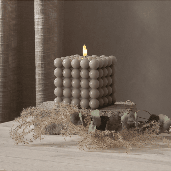LED Bougie Pilier Flamme Dot Gris De Star Trading - Cette bougie &agrave; piles est une belle d&eacute;coration aussi bien seule qu'en groupe avec d'autres bougies de la s&eacute;rie Flamme.