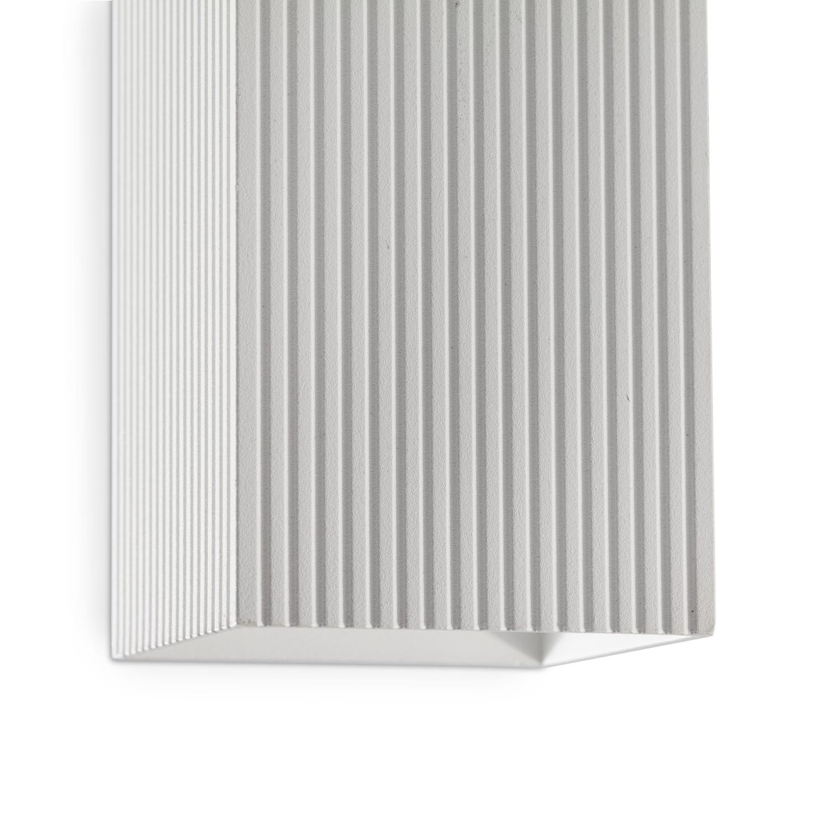 Lune 15cm Blanc applique murale De Faro Barcelona - Elle allie un &eacute;clairage fonctionnel et efficace &agrave; une surface textur&eacute;e moderne qui cr&eacute;e un dynamisme visuel.