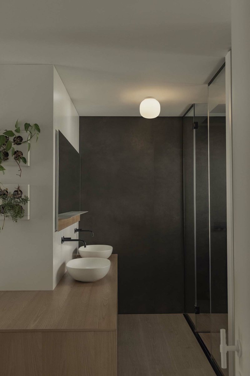 Amelia Ø22 Blanc lampe de salle de bain De Faro Barcelona - Son diffuseur arrondi assure une diffusion lumineuse g&eacute;n&eacute;reuse et sans &eacute;blouissement, id&eacute;al pour un &eacute;clairage g&eacute;n&eacute;ral d'ambiance dans les espaces de vie et les lieux publics.