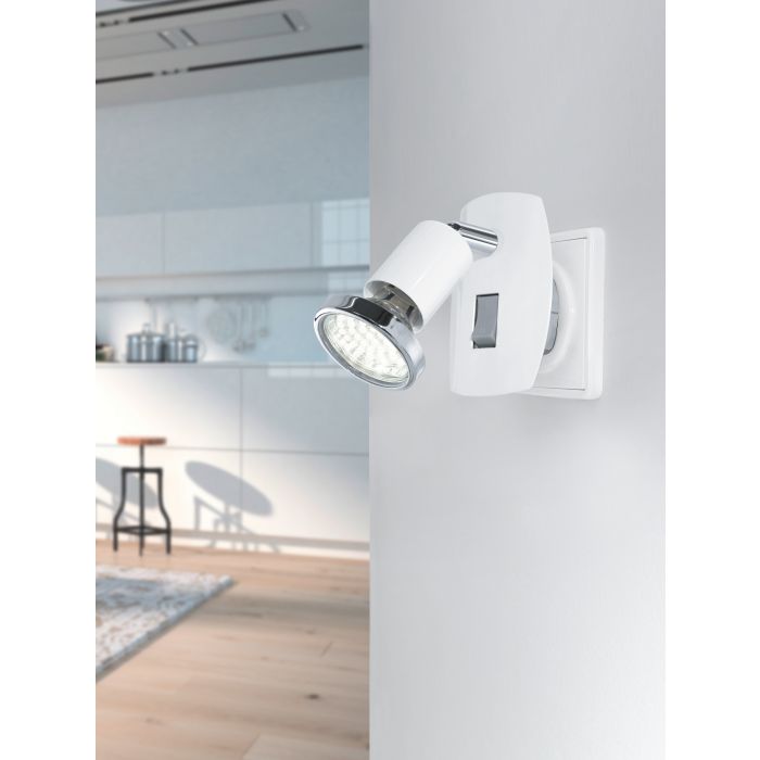 Mini 4 Blanc lampe de lecture De Eglo - Il y a une prise à l'arrière de la lampe pour que la lampe puisse être branchée directement sur la prise murale.