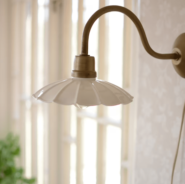 Gustav Ø20 Blanc/Laiton antique applique murale De Strömshaga - La lampe est fournie avec un câble textile beige de 1,5 m, un interrupteur et une prise.