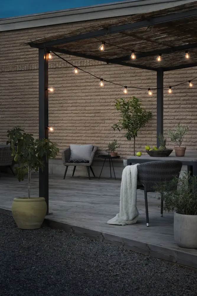 Guirlande lumineuse, ambre, 10m Noir De Konstsmide - Avec un indice de protection IP44 et suffisamment robuste pour une utilisation int&eacute;rieure et ext&eacute;rieure.