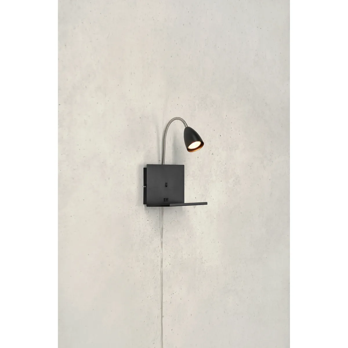 Cuarto Noir lampe de lecture De Markslöjd - Prise USB-C pour charger un t&eacute;l&eacute;phone, une plaque de verrouillage, une montre ou similaire.