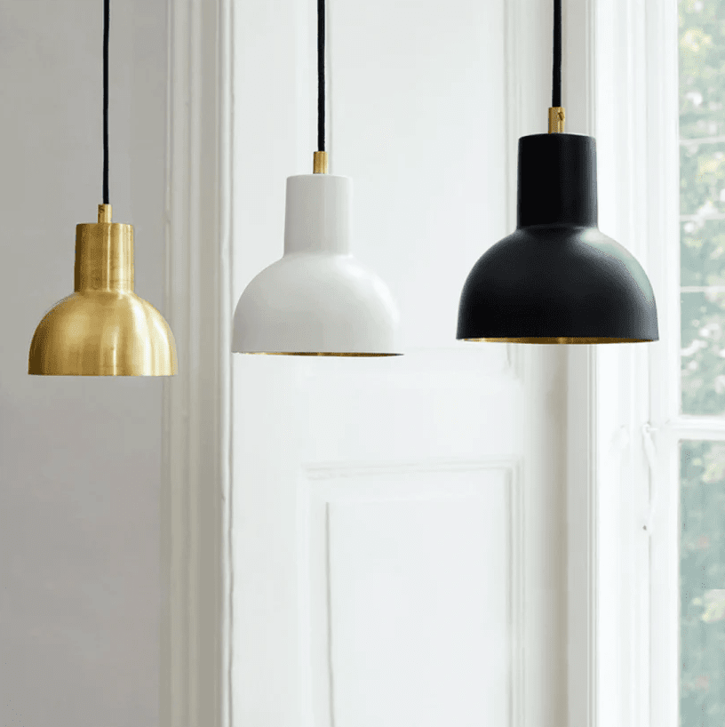 Mini Ø14 Laiton mat suspension De H. Skjalm P - Parfait pour accrocher au-dessus de la table de cuisine ou de salle à manger, individuellement ou en groupe pour créer un éclairage d'ambiance.