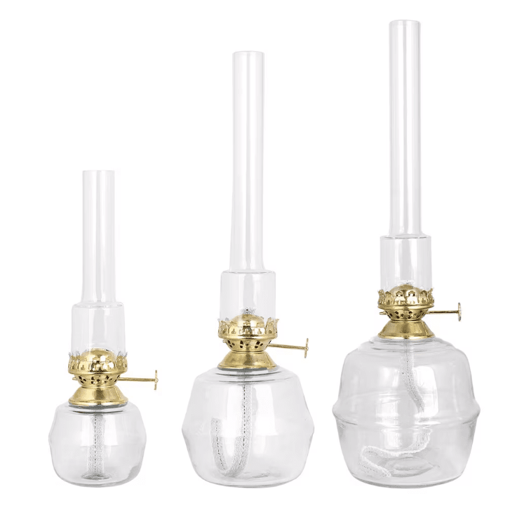Kerosene Lamp Majken Small Transparent De Strömshaga - Petite lampe &agrave; p&eacute;trole en verre transparent avec tubes de br&ucirc;leur en verre transparent et br&ucirc;leur en laiton.