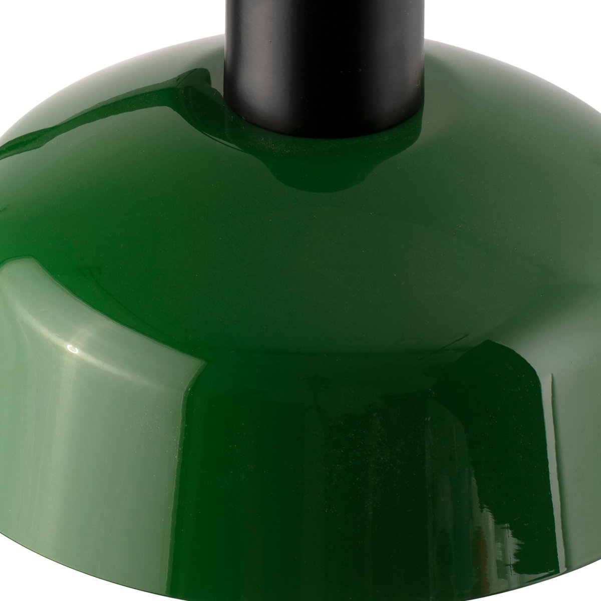 Tatawin Vert lampadaire De Faro Barcelona - Tatawin est un lampadaire &agrave; la structure noire et &agrave; l'abat-jour en m&eacute;tal vert qui diffuse une lumi&egrave;re concentr&eacute;e.