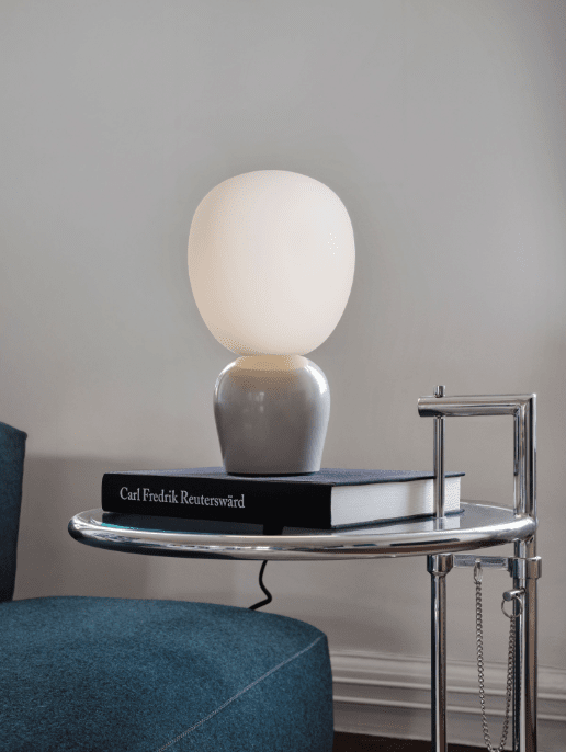 Buddy 34cm Greige lampe de table De Belid - Gr&acirc;ce &agrave; sa lumi&egrave;re douce et son design raffin&eacute;, Buddy s'int&egrave;gre harmonieusement dans tous les int&eacute;rieurs &ndash; une lampe qui apportera lumi&egrave;re et caract&egrave;re pour des g&eacute;n&eacute;rations.