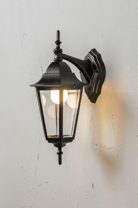 Kartano Noir lampe d’extérieur De Airam - La forme des lumi&egrave;res &agrave; l&rsquo;ancienne cr&eacute;e une sensation intemporelle.