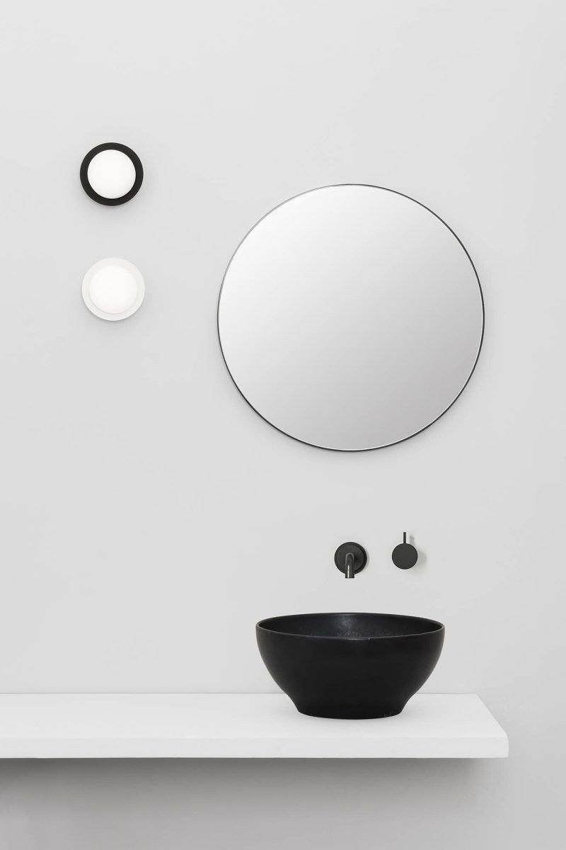 May Ø12 Blanc lampe de salle de bain De Faro Barcelona - Avec sa finition blanche, sa lumi&egrave;re chaude et son indice de protection IP44, il s'int&egrave;gre aussi bien dans les salons que dans les salles de bains.