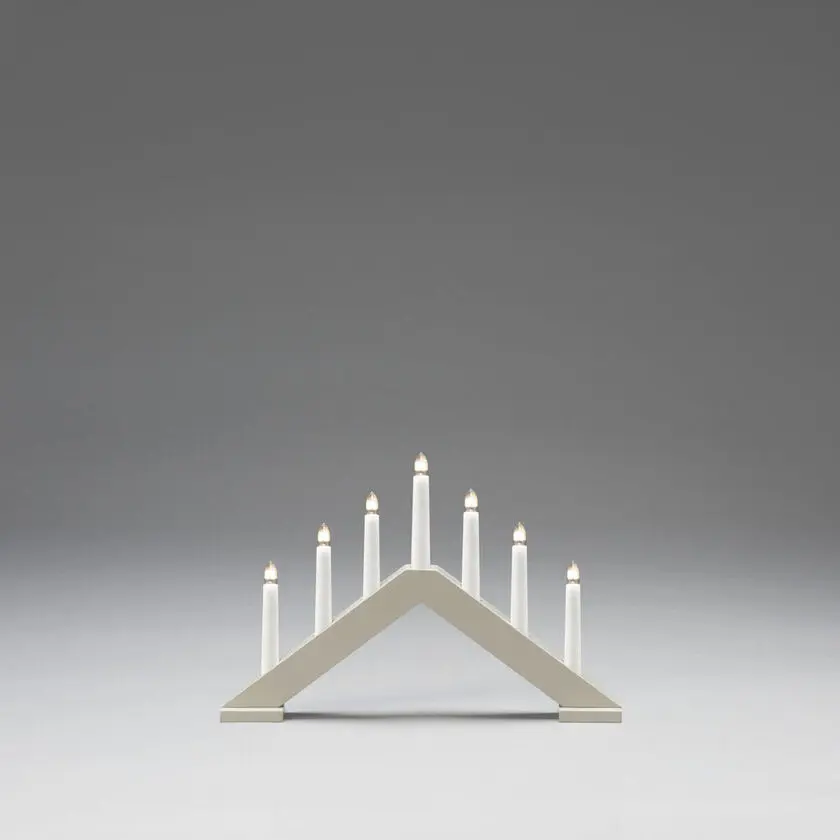 Candelabra 7 Lights Beige mat De Konstsmide - Donnez &agrave; votre maison une atmosph&egrave;re de No&euml;l intemporelle et &eacute;l&eacute;gante avec cet &eacute;l&eacute;gant bougeoir de l'Avent en bois.