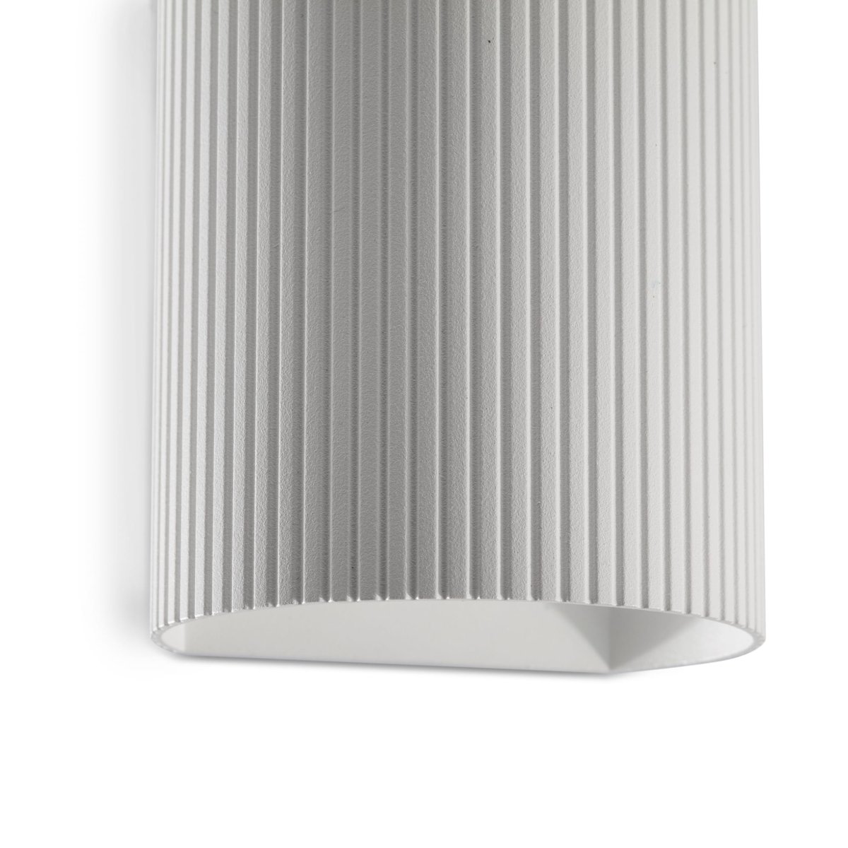 Sole 10cm Blanc rainuré applique murale De Faro Barcelona - Sole est une applique murale blanche compacte &agrave; la surface nervur&eacute;e qui apporte une &eacute;l&eacute;gance subtile &agrave; tout espace.