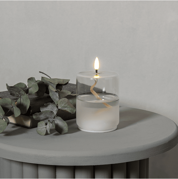 Lanterne Flamme Float Transparent De Star Trading - Flame Float est une bougie avec un r&eacute;cipient en verre contenant de la cire transparente &agrave; l'int&eacute;rieur, donnant la sensation d'une bougie &agrave; l'huile avec la m&egrave;che flottante.