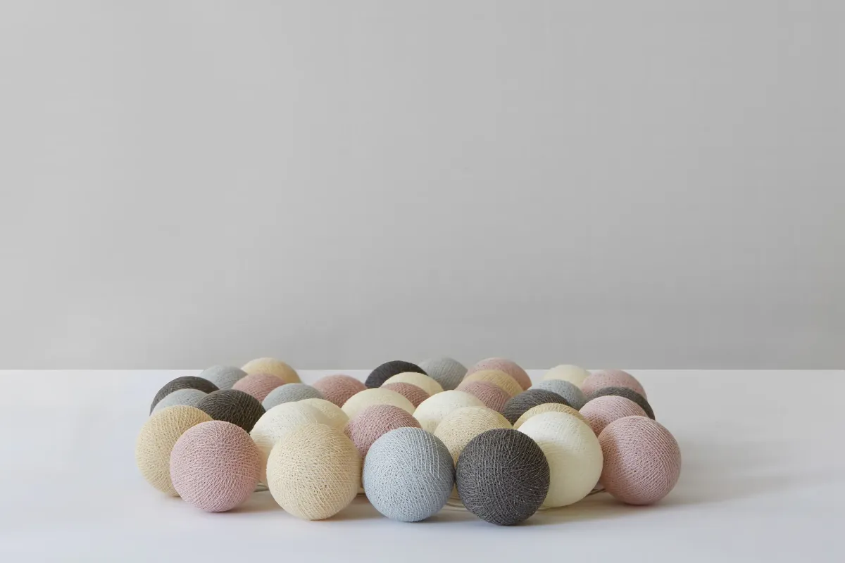 Irislights Blush 20-lights Multicolore De Irislights - Compos&eacute;e de boules de coton et de polyester fabriqu&eacute;es &agrave; la main, cette guirlande lumineuse est dot&eacute;e d'un c&acirc;ble en plastique assorti.