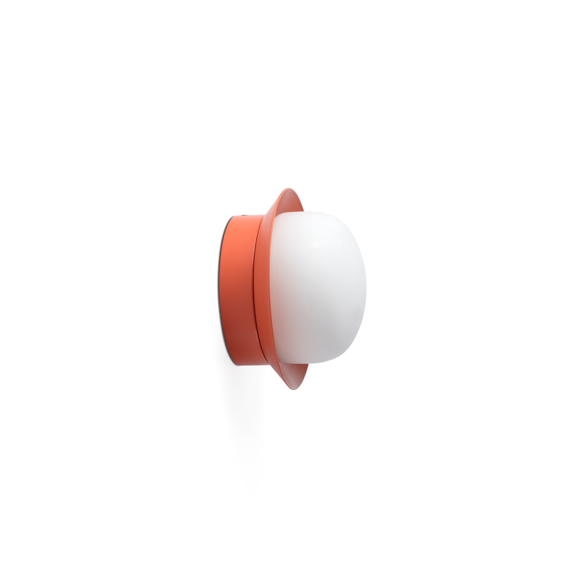 May Ø12 Corail lampe de salle de bain De Faro Barcelona - Avec sa finition corail, sa lumi&egrave;re chaude et son indice de protection IP44, il s'int&egrave;gre aussi bien dans les salons que dans les salles de bains.