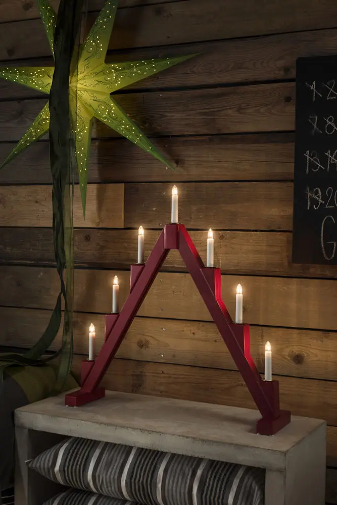 Candelabra 7 Lights ROUGE De Konstsmide - Le design moderne cr&eacute;e une atmosph&egrave;re &eacute;l&eacute;gante et les ampoules &eacute;mettent une lumi&egrave;re chaleureuse et invitante.