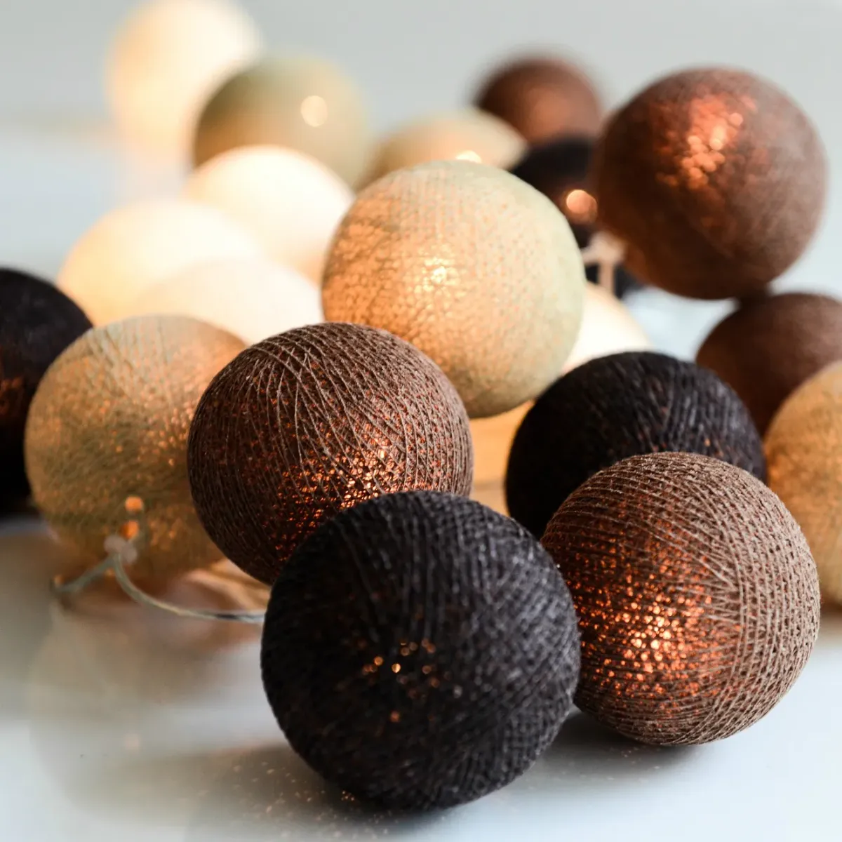 Irislights Brownie 20-lights Brun De Irislights - Compos&eacute;e de boules de coton et de polyester faites main, elle se d&eacute;cline dans diff&eacute;rentes nuances de brun et diffuse une lumi&egrave;re &eacute;clatante.