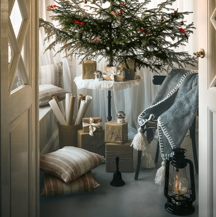 Storm Lantern big Vert De Strömshaga - Une lampe &agrave; p&eacute;trole au design classique qui constitue un beau d&eacute;tail int&eacute;rieur et diffuse une belle lumi&egrave;re &agrave; l'int&eacute;rieur comme &agrave; l'ext&eacute;rieur.