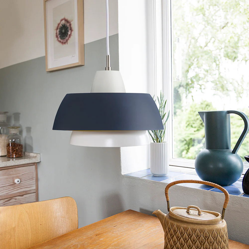 Trio Ø28 Gris foncé suspension De Superliving - Avec la source lumineuse LED de votre choix, vous obtenez une lumi&egrave;re douce au-dessus de la table.