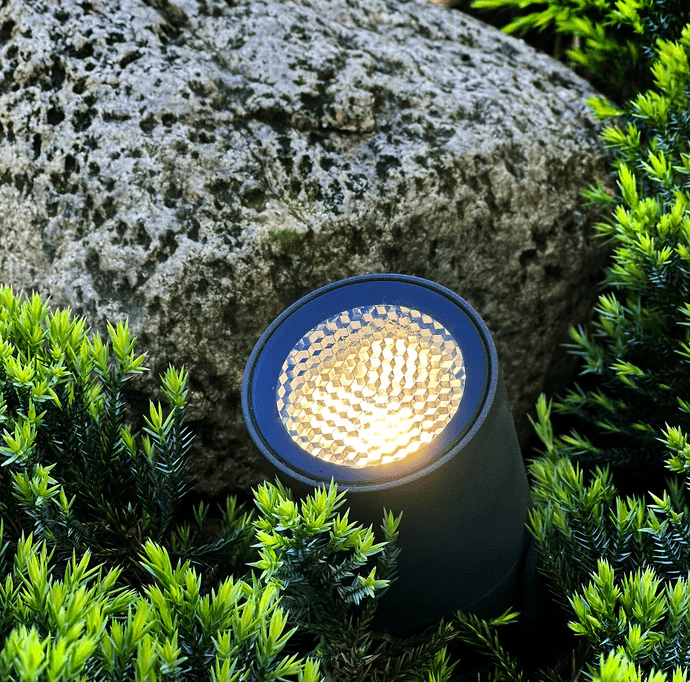Luna Start Gris foncé De Lightson - Det ing&aring;r en st&ouml;rre transformator f&ouml;r att kunna bygga ut ditt system i framtiden, en 5m grenkabel och 2st m&ouml;rkgr&aring; Luna markspottar.