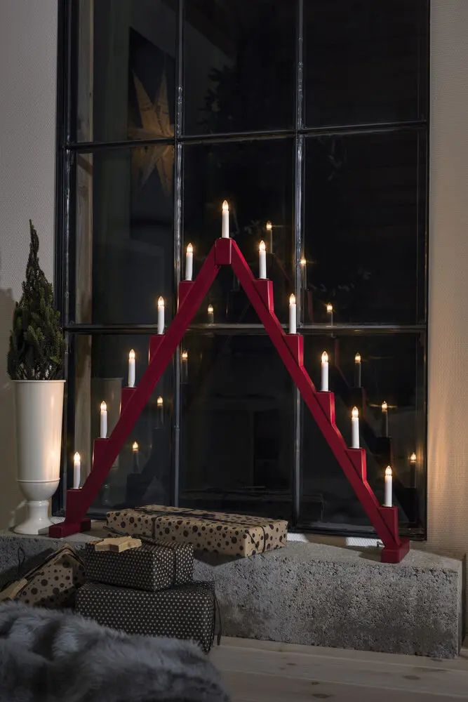 Candelabra 11 Lights ROUGE De Konstsmide - Le design moderne cr&eacute;e une atmosph&egrave;re &eacute;l&eacute;gante et les ampoules &eacute;mettent une lumi&egrave;re chaleureuse et invitante.