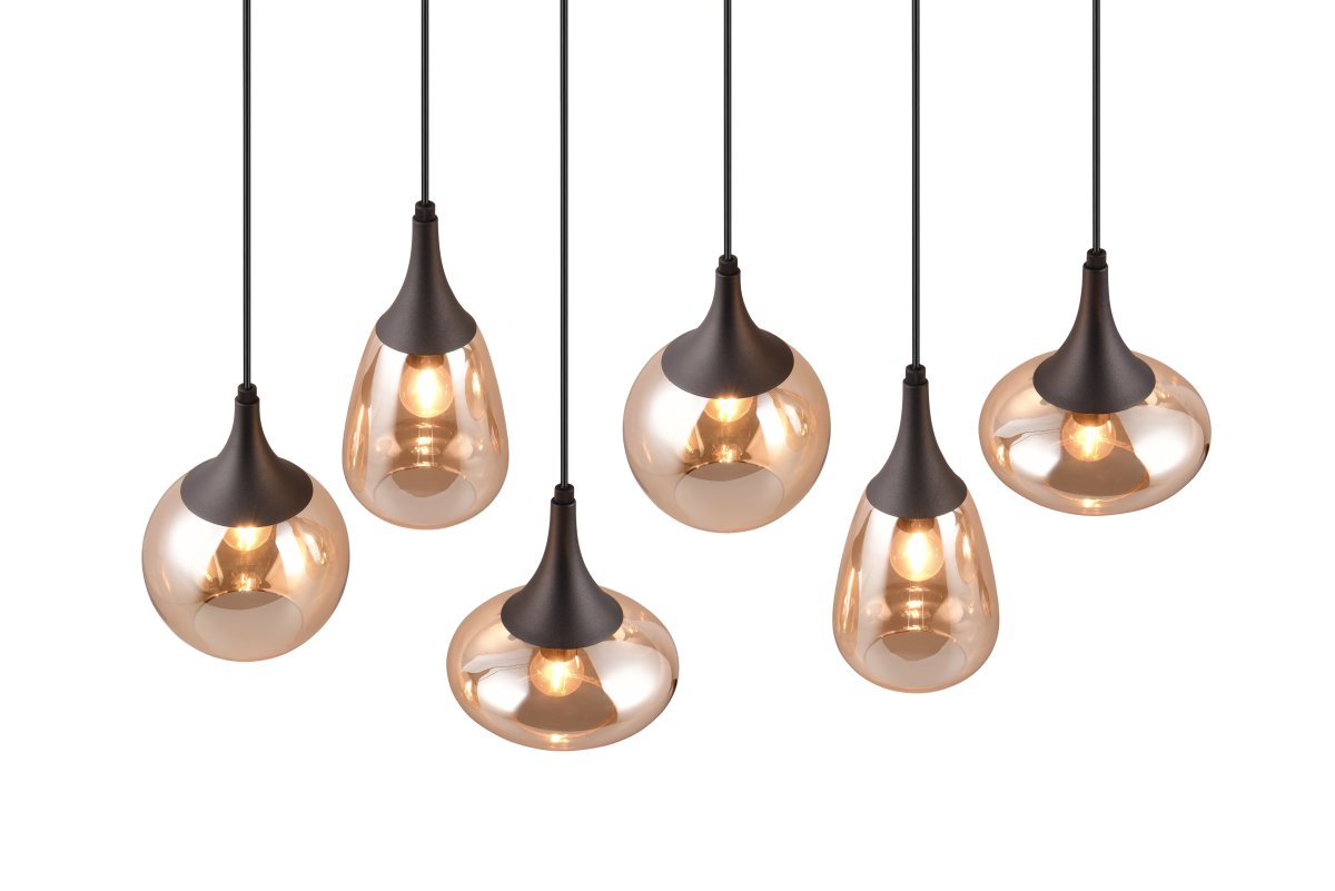 Lumina 93cm Ambre suspension De Trio Lighting - Gr&acirc;ce &agrave; sa finition noire mate, elle s'harmonise facilement avec divers styles et couleurs de d&eacute;coration, apportant une touche de modernit&eacute; et d'&eacute;l&eacute;gance &agrave; votre int&eacute;rieur.