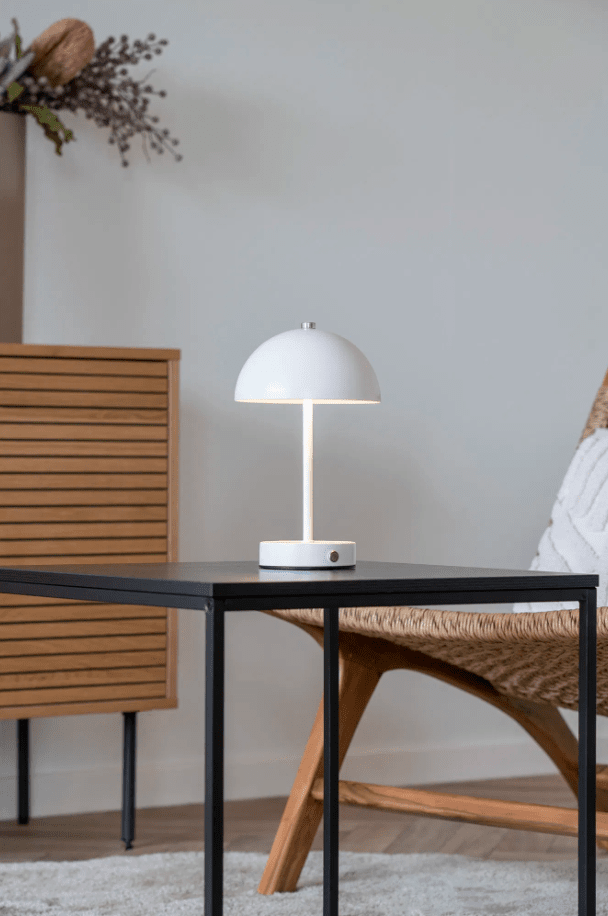 Holt LED 25cm Blanc portable De House of Nordic - De klassiska formen i vit metall med silvriga detaljer bidrar med en harmonisk atmosf&auml;r till rummet.