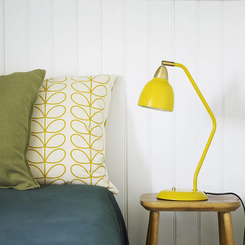 Urban 45cm Jaune lampe de bureau De Superliving - Am&eacute;liorez votre espace de travail avec la lampe de bureau Urban dans une &eacute;l&eacute;gante finition jaune mat avec des d&eacute;tails en laiton.