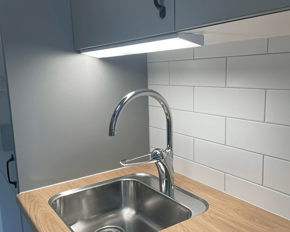 Acis Dim 40cm Blanc De Westal - L'appareil se fixe facilement à l'aide des vis fournies ou du ruban adhésif double face pour une installation facile.
