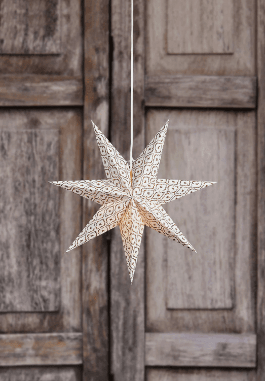 Baroque Ø45 Blanc De Markslöjd - Baroque Star White 45 cm est un poinsettia luxueux avec un beau motif en blanc et or.