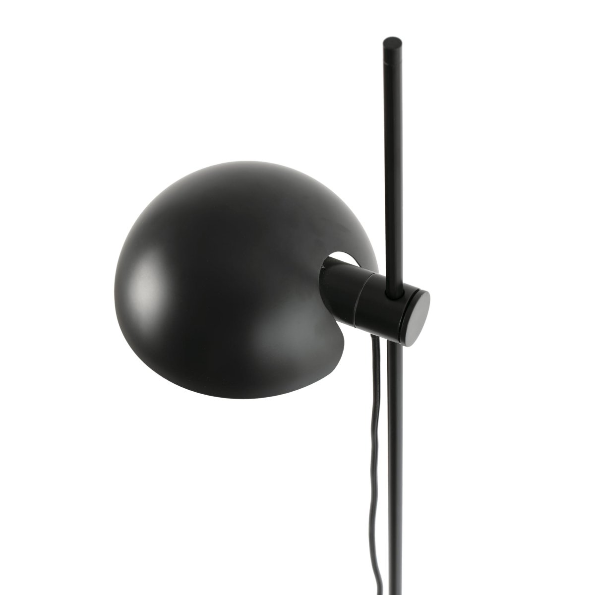 Matilda Noir lampadaire De Faro Barcelona - Dot&eacute; d'un abat-jour rotatif et d'une hauteur r&eacute;glable, il offre une lumi&egrave;re flexible pour la lecture et la cr&eacute;ation d'ambiance.