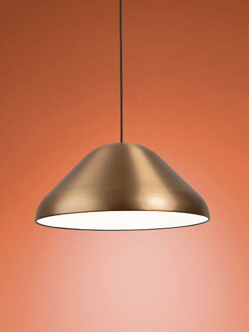 Enna Ø43 Laiton suspension De Airam - La grande lampe suspendue ronde en m&eacute;tal avec une finition en laiton s'int&egrave;gre dans de nombreux styles d'int&eacute;rieur et comme lampe de table &agrave; manger.