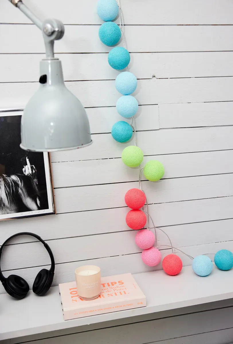 Irislights Neon 20-lights Multicolore De Irislights - Il suffit de placer les sph&egrave;res sur la guirlande dans l'ordre souhait&eacute; et de les utiliser comme &eacute;l&eacute;ment d&eacute;coratif &agrave; une fen&ecirc;tre ou comme &eacute;clairage d'ambiance dans un panier dans une chambre d'enfant.