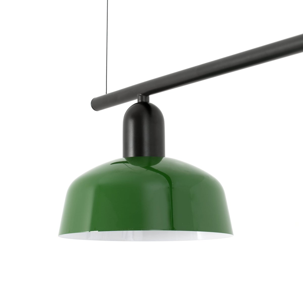 Tatawin 100cm Vert suspension De Faro Barcelona - Tatawin est un plafonnier &agrave; la structure noire et &agrave; l'abat-jour en m&eacute;tal vert qui diffuse une lumi&egrave;re concentr&eacute;e et &eacute;l&eacute;gante.