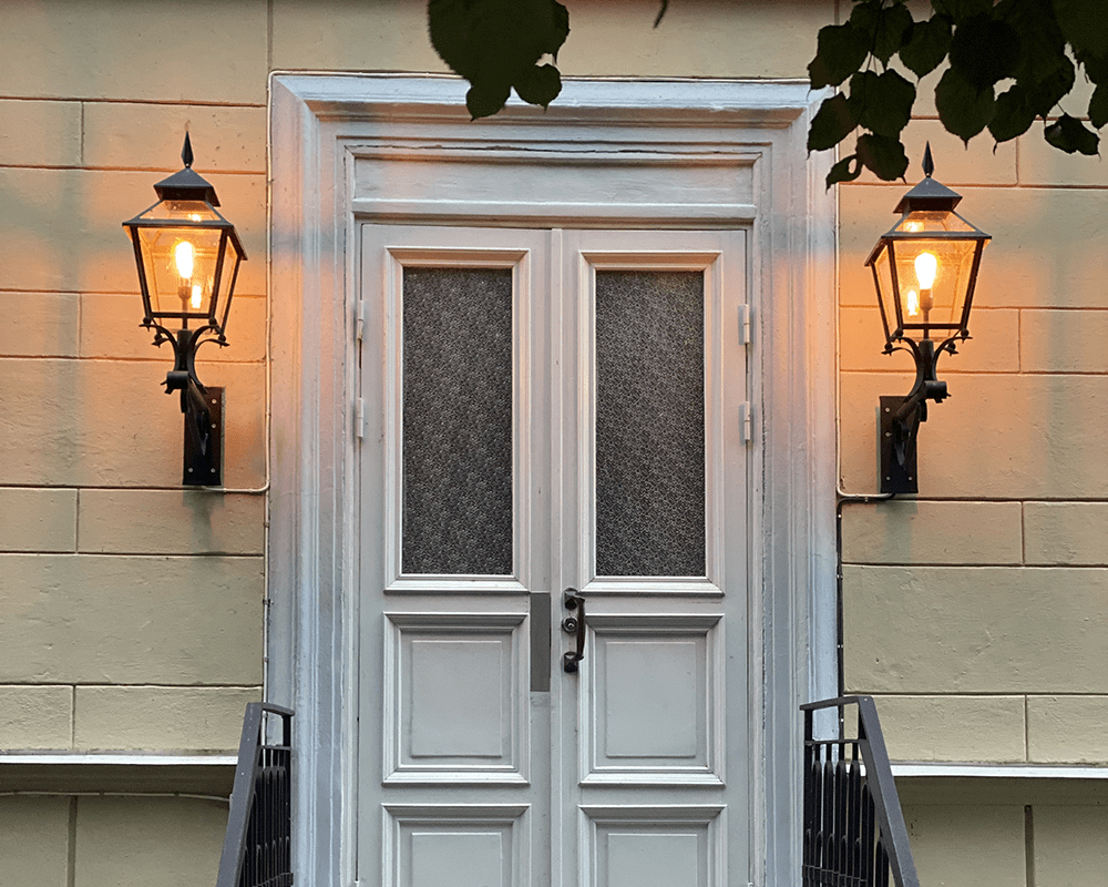 Eriksberg Cuivre oxydé lampe d’extérieur De Westal - La lanterne poss&egrave;de une partie inf&eacute;rieure en fer forg&eacute; noir antique et une partie sup&eacute;rieure en cuivre oxyd&eacute; lourd, lui conf&eacute;rant un design &eacute;l&eacute;gant et intemporel.