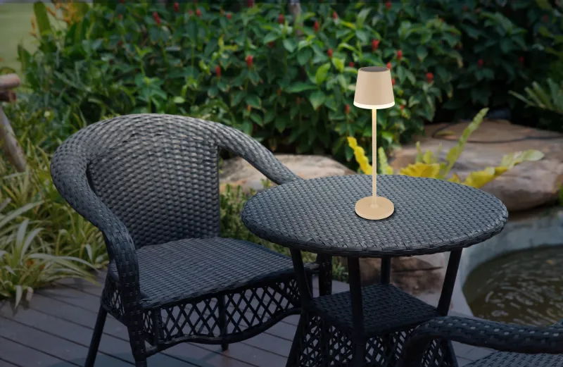 Bordslampa LED Sable lampe solaire De Globo Lighting - Den diskreta designen sm&auml;lter in i alla milj&ouml;er och med IP44-klassning &auml;r den t&aring;lig mot v&auml;der och vind.