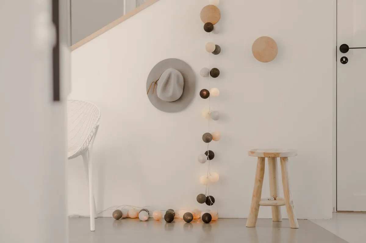 Irislights Shades 35-lights Multicolore De Irislights - Irislights Shades est une guirlande lumineuse compos&eacute;e de boules rondes en fil fin, teintes &agrave; la main dans des tons doux et neutres.