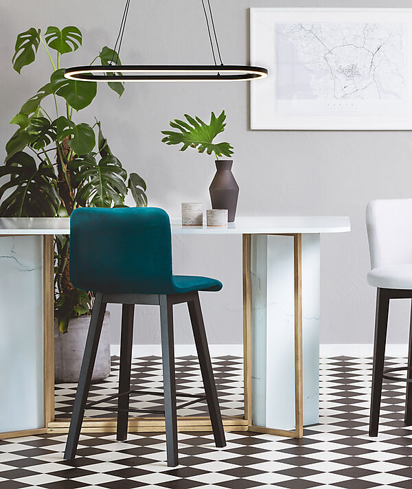 Oda 76cm Noir suspension De Aneta Lighting - Le plafonnier moderne en métal Oda avec son design ovale et élégant et sa lumière orientée vers le bas s'intègre parfaitement au-dessus de la table de la cuisine ou, par exemple, de l'évier de la cuisine.