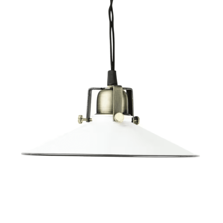 Lampe Style École Herbert Ø23 Blanc lampe de fenêtre De Strömshaga - Il s'int&egrave;gre dans la plupart des pi&egrave;ces telles que les cuisines, les couloirs et les salons.