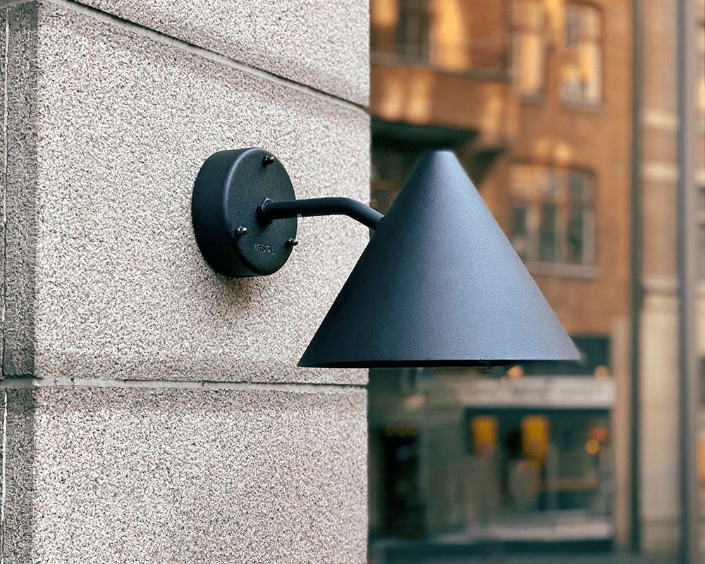 Tratt Noir lampe d’extérieur De Westal - Le panneau arrière est équipé de deux entrées et sorties et d'un bornier à connexion rapide pour une installation facile.