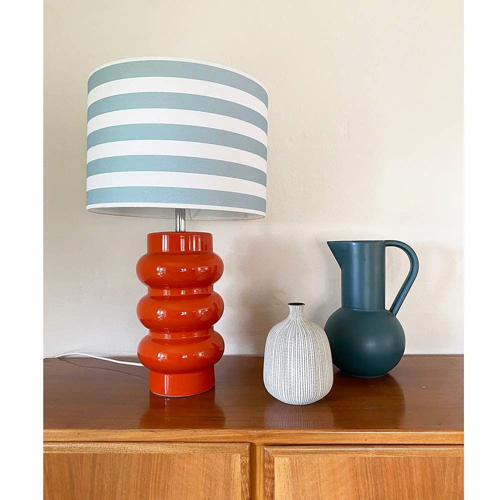 Lyon 56cm Orange lampe de table De Superliving - Parfait comme d&eacute;tail d&eacute;coratif dans le salon, la chambre ou le couloir, cette lampe n'est pas seulement une source de lumi&egrave;re, mais un d&eacute;tail d'int&eacute;rieur de caract&egrave;re qui diffuse &agrave; la fois lumi&egrave;re et joie !