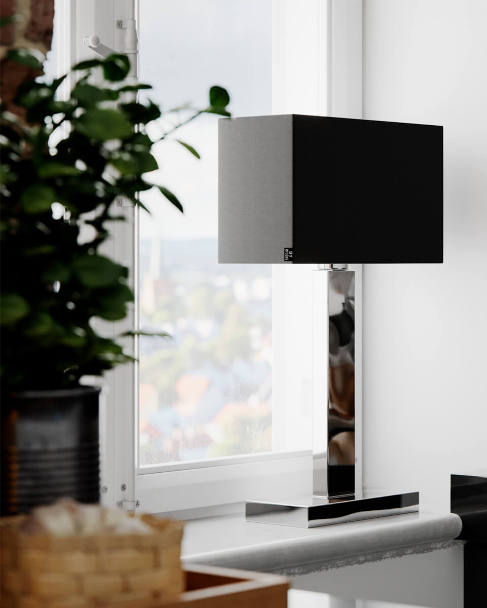 Prime 47cm Chrome lampe de table De By Rydéns - D&eacute;couvrez les possibilit&eacute;s de la lampe de table en m&eacute;tal Prime avec abat-jour en tissu et cr&eacute;ez un effet enchanteur dans votre fen&ecirc;tre avec son design &eacute;l&eacute;gant et son &eacute;clairage subtil.